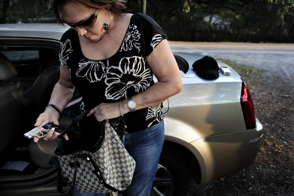 Judy Cornett har en 9 mm i handväskan. Hon är en Floridamamma som vigt sitt liv åt att sätta sexualbrottslingar bakom galler.