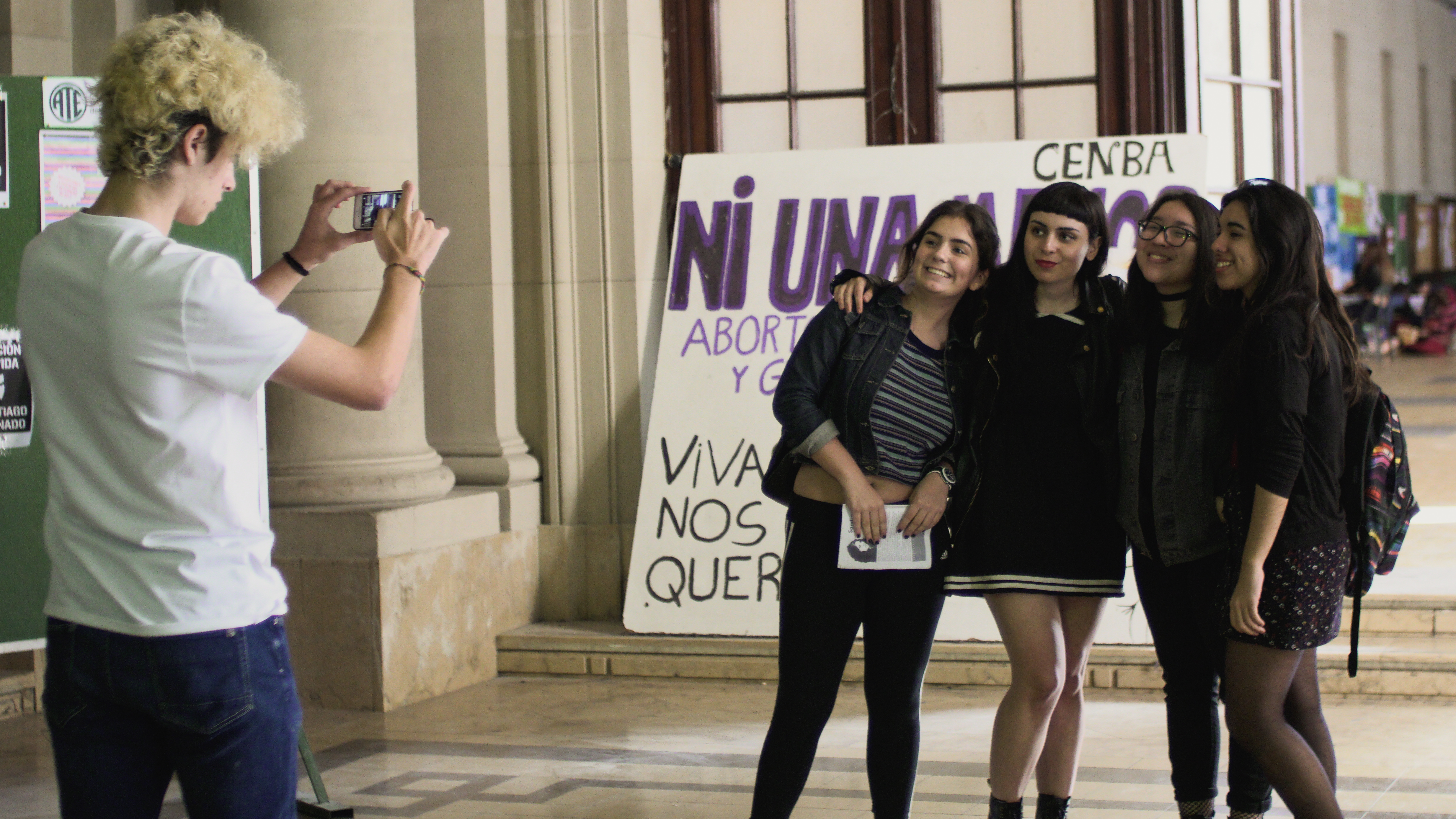 Elever på Colegio Nacional tar selfies med Maria Riot. Foto: Meme Liébana