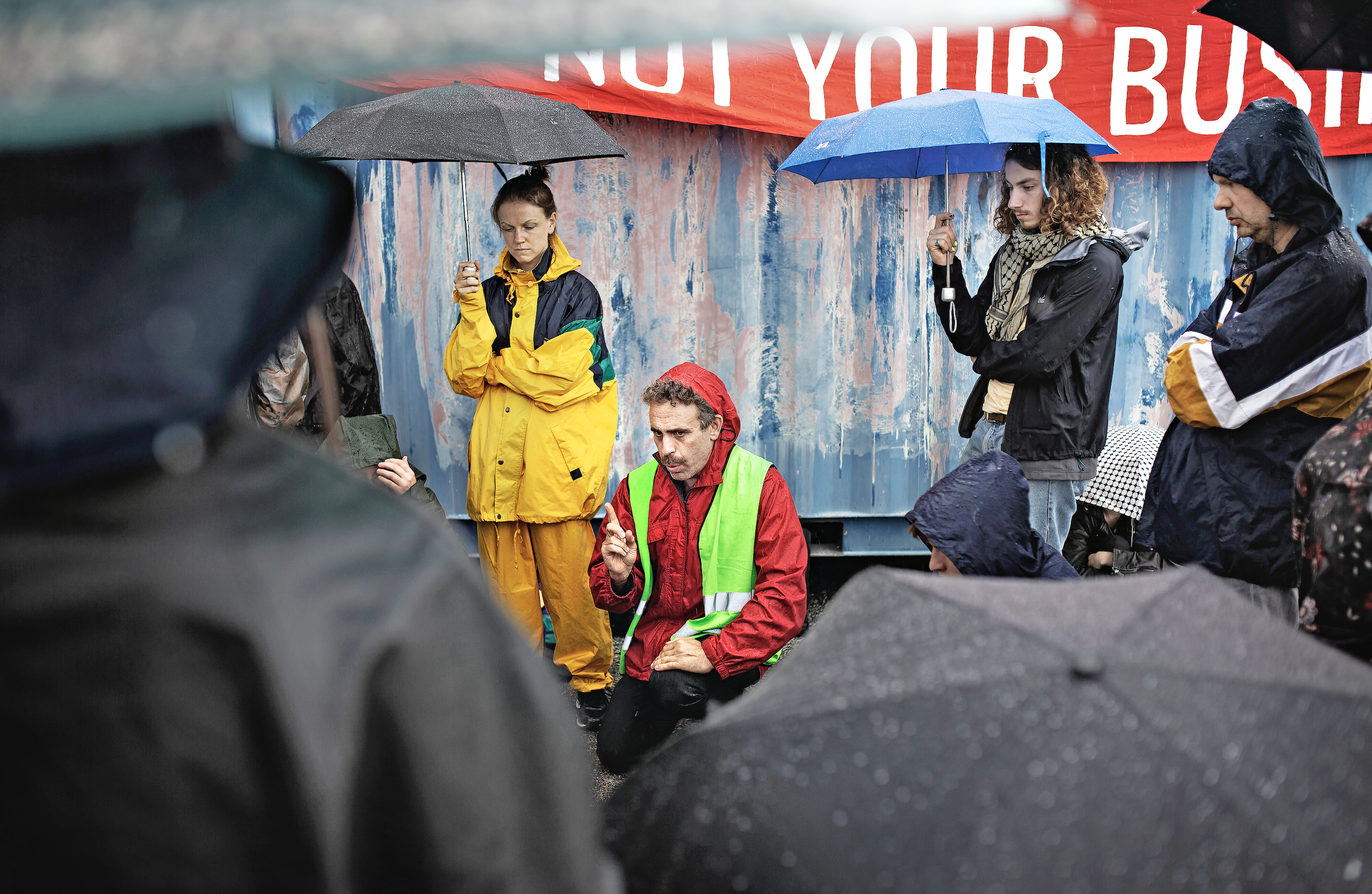 Kampanjen Flyglarm Arlanda samlas i regnet. Foto Carlos Zaya