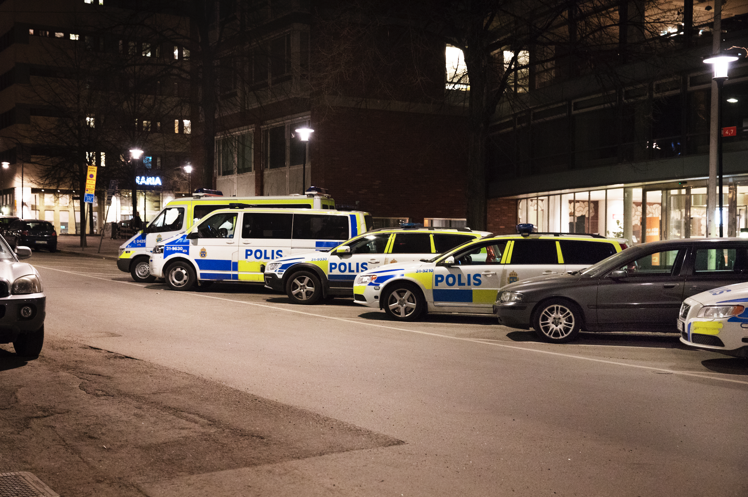 Polisbilar parkerade utanför Södermalms polisstation i Stockholm. 