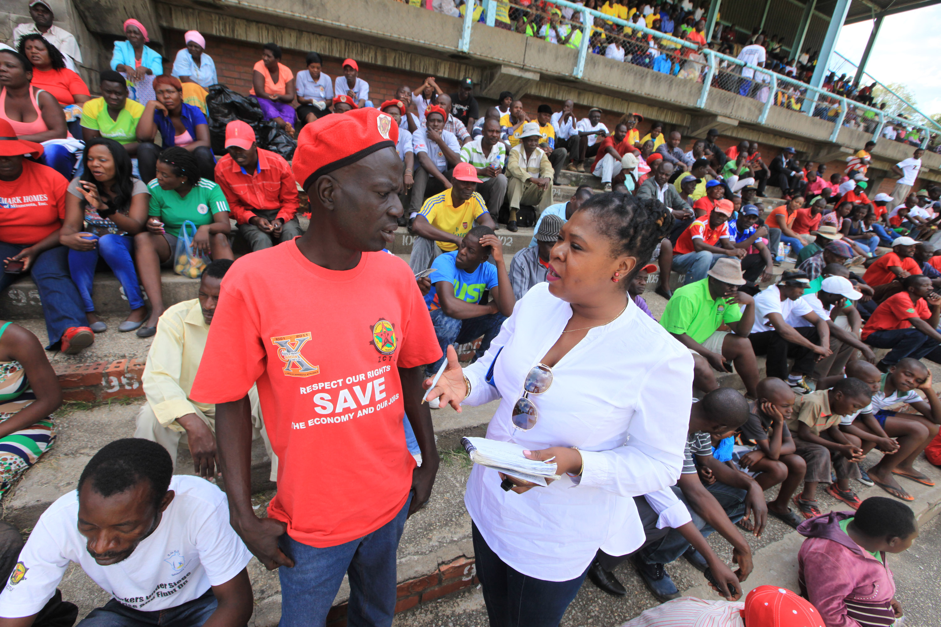 Thelma Chikwanha intervjuar arbetare för tidningen Daily News på Gwanzura stadium i Harare 1 maj 2016.