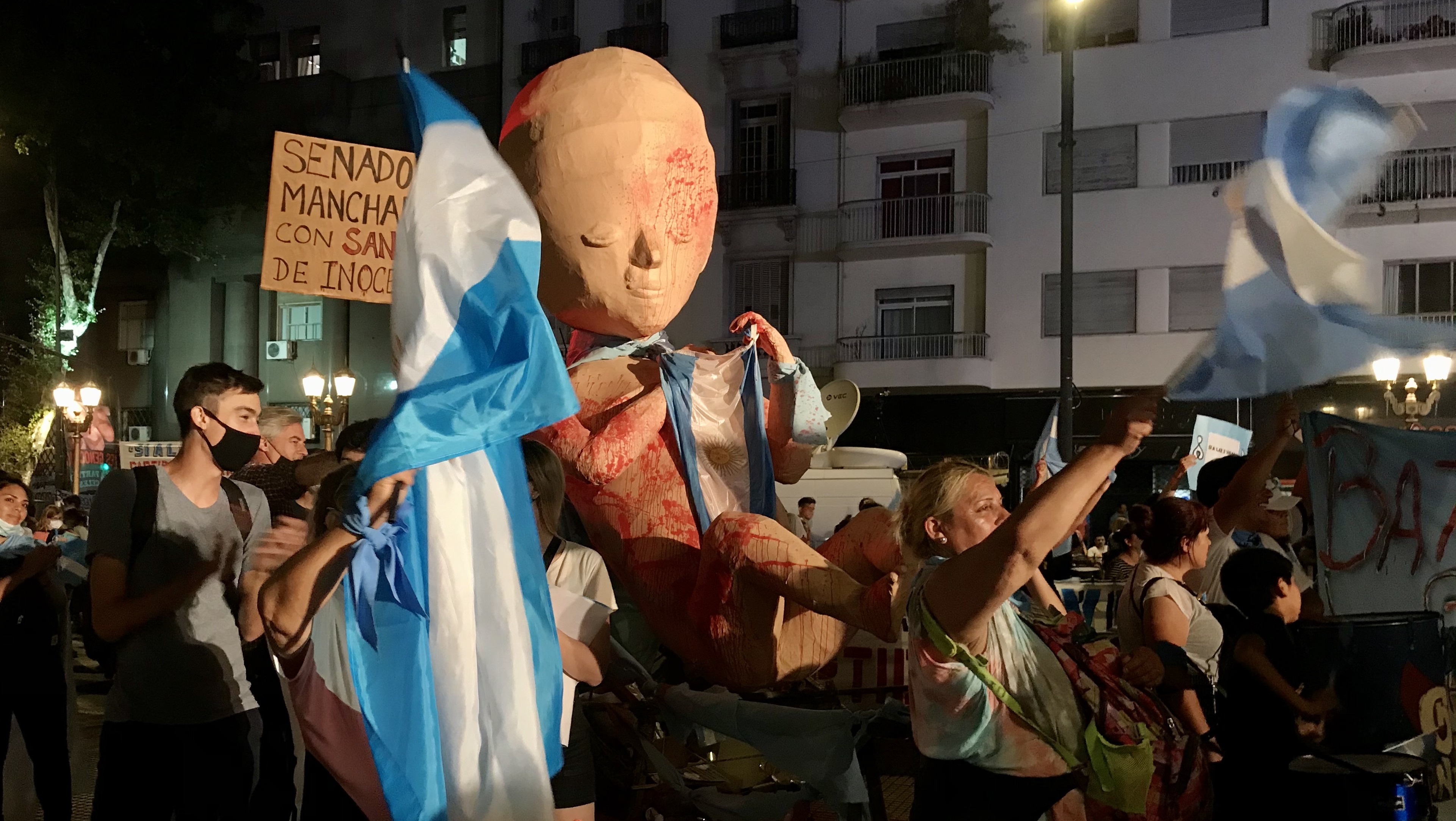 Abortmotståndare i Argentina, demonstrerande med fosterfigur.