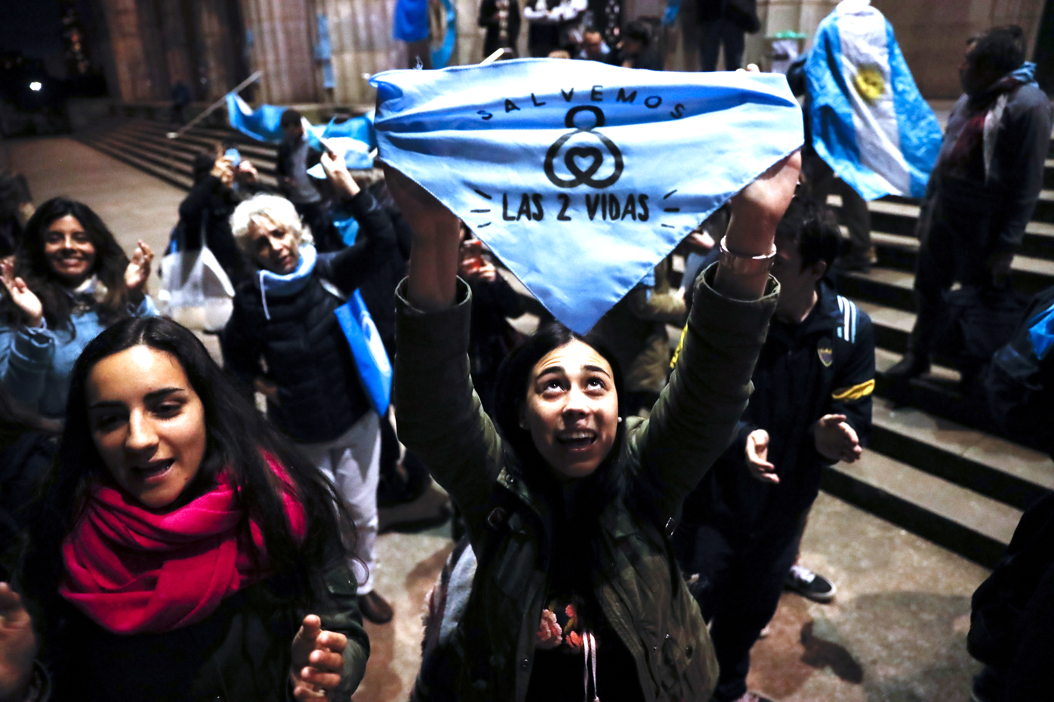 Abortmotståndare demonstrerar mot aborträtten i Buenos Aires 6 augusti 2018. Bild EPA/David Fernandez