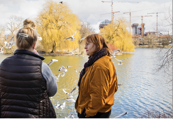 Bild på Annika som pratar med sin doula Anna Tallwe. 