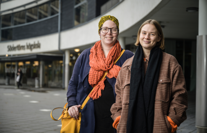 två personer på en skolgård