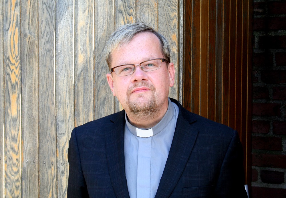 Porträttbild av Lars Gårdfeldt i prästklädsel