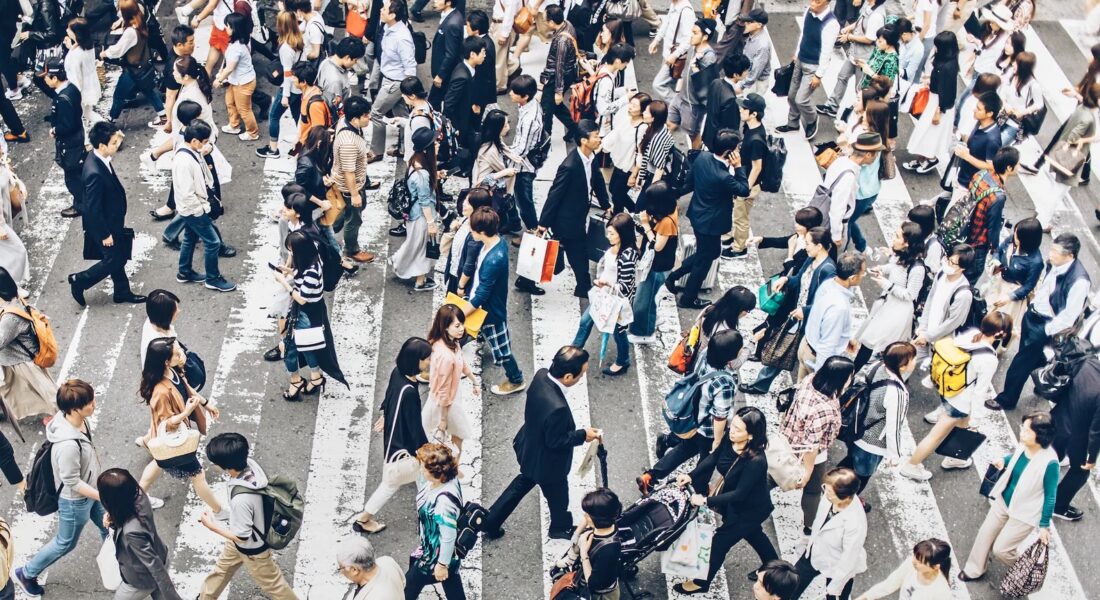 Människor som går på en gata i Japan.