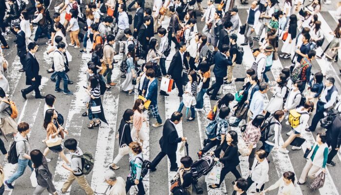 Människor som går på en gata i Japan.
