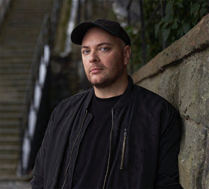 person lutad mot mur