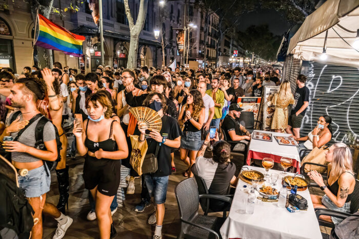 Människor som demonstrerar med regnbågsflagga i Barcelona.