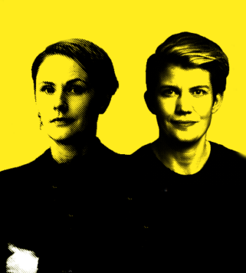 Porträtt på två ansikten med gul bakgrund