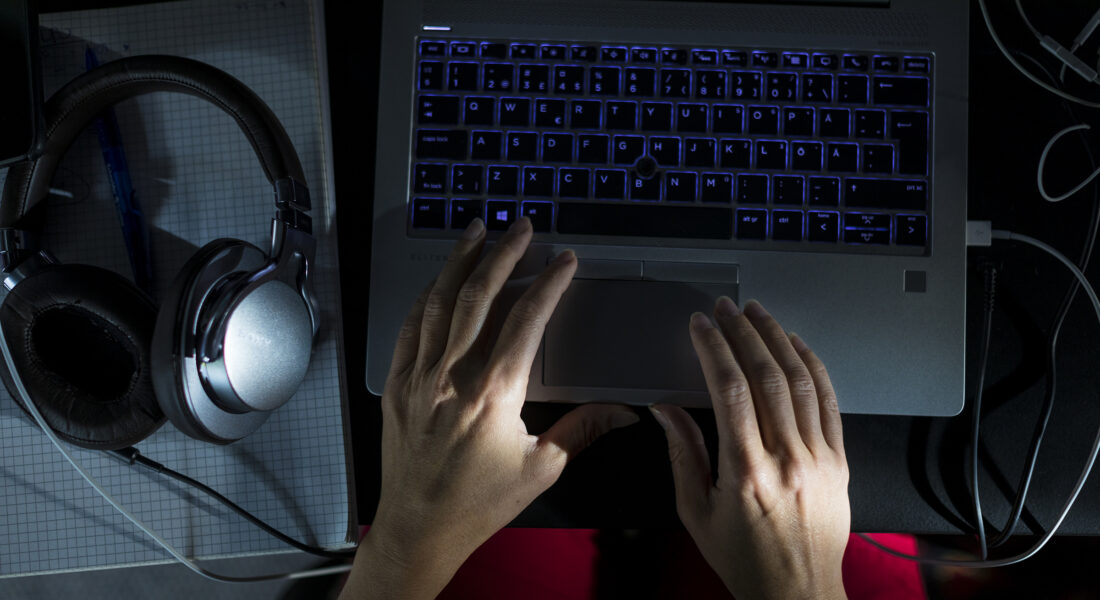 Händer som skriver på laptop