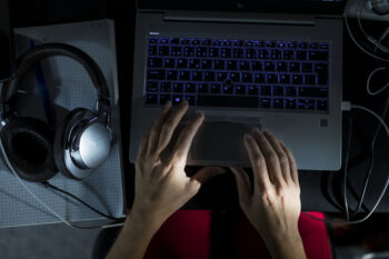 Händer som skriver på laptop